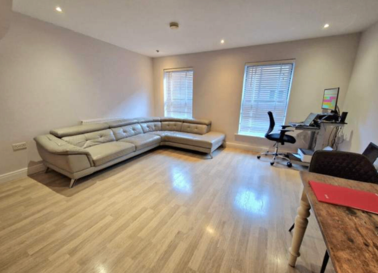 Modern 2-Bedroom Flat | Furnished | Fitted Kitchen | Parking | John St, Luton, Bedfordshire - LU1