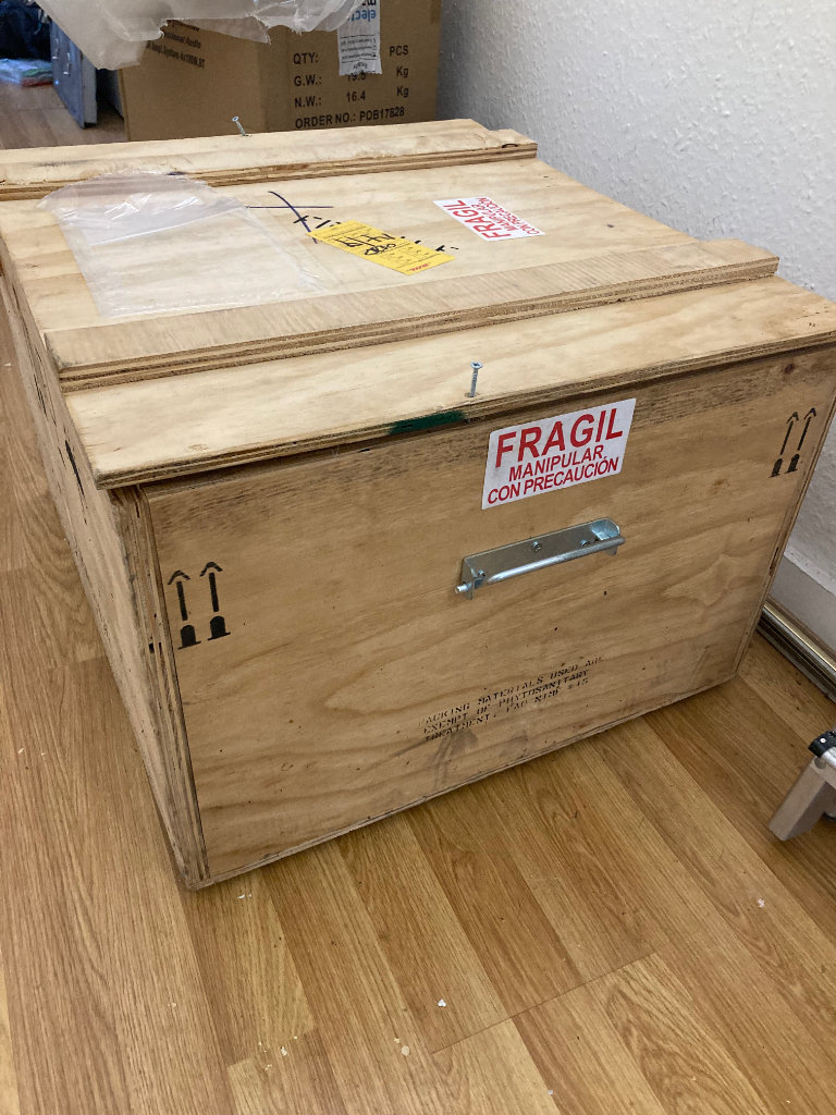 image for Shipment or storage box with lid and handles