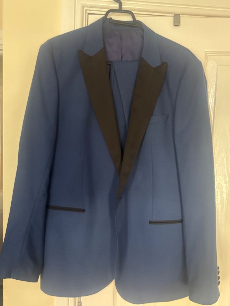 Men’s skinny suit (ideal for prom) 