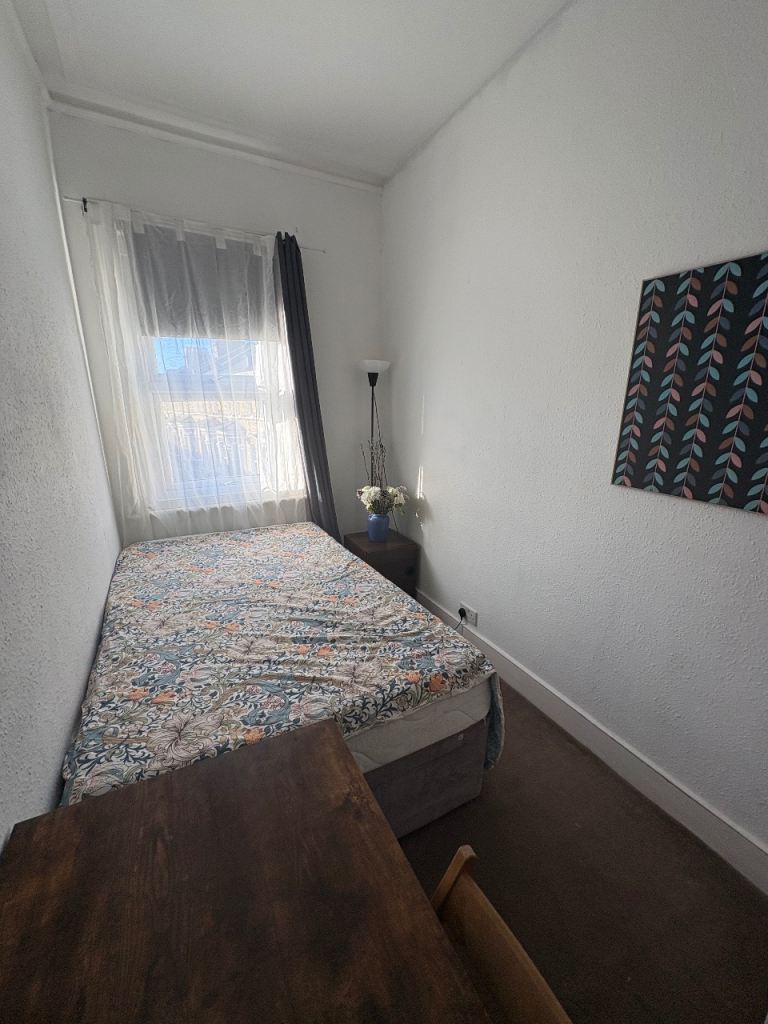 Little cozy room - GREAT LOCATION, AVAILABLE NOW!