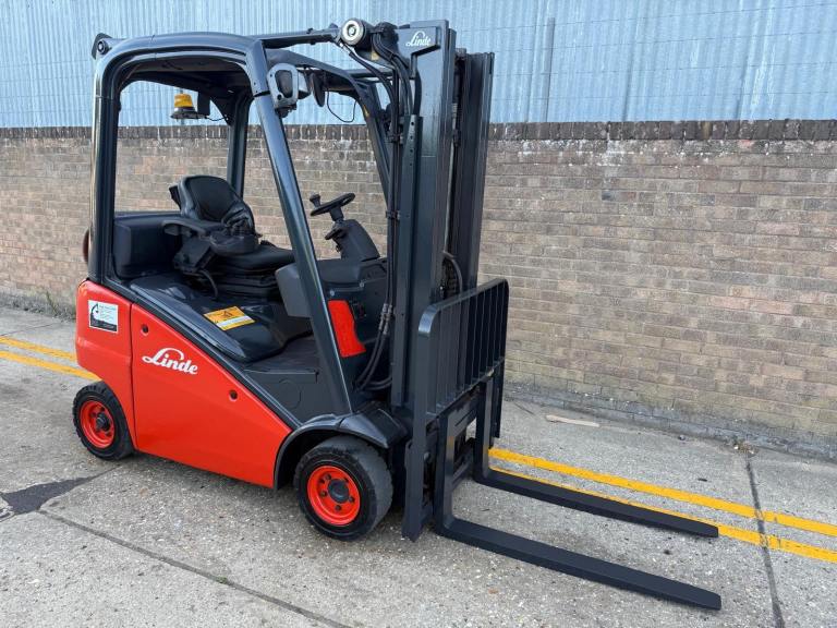 2008 Linde H16T gas forklift, container spec triple mast 