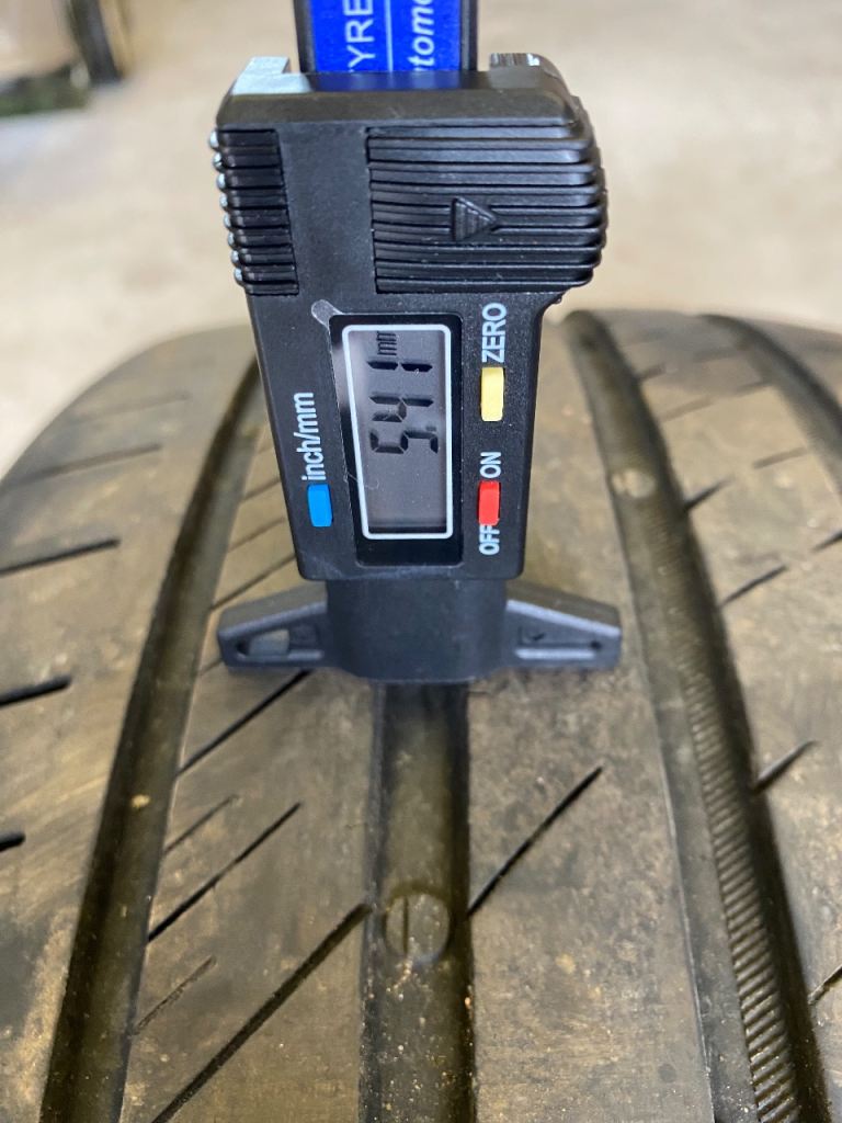 Used car tyres .
