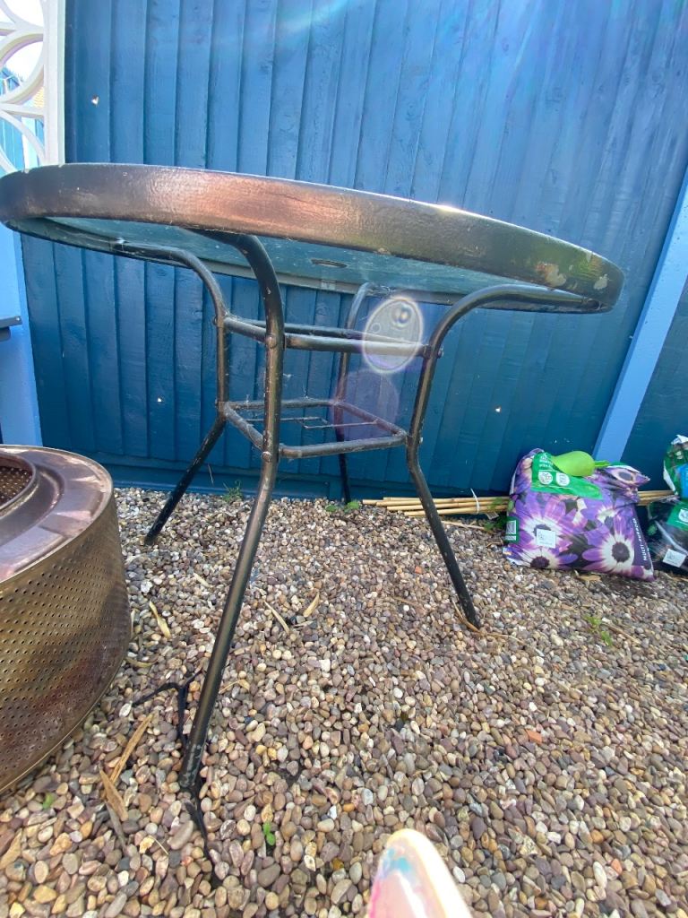 Round glass top table and x4 metal chairs 