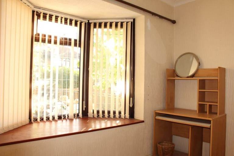 Room @ RM9 5EJ foe Female from Now....