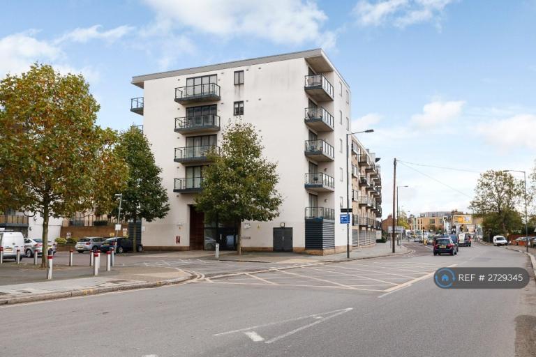 1 bedroom in Bassett House, London, SW19 (#2729345)