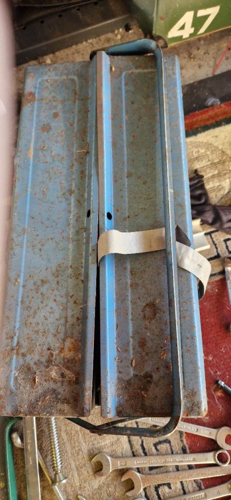 Metal tool box