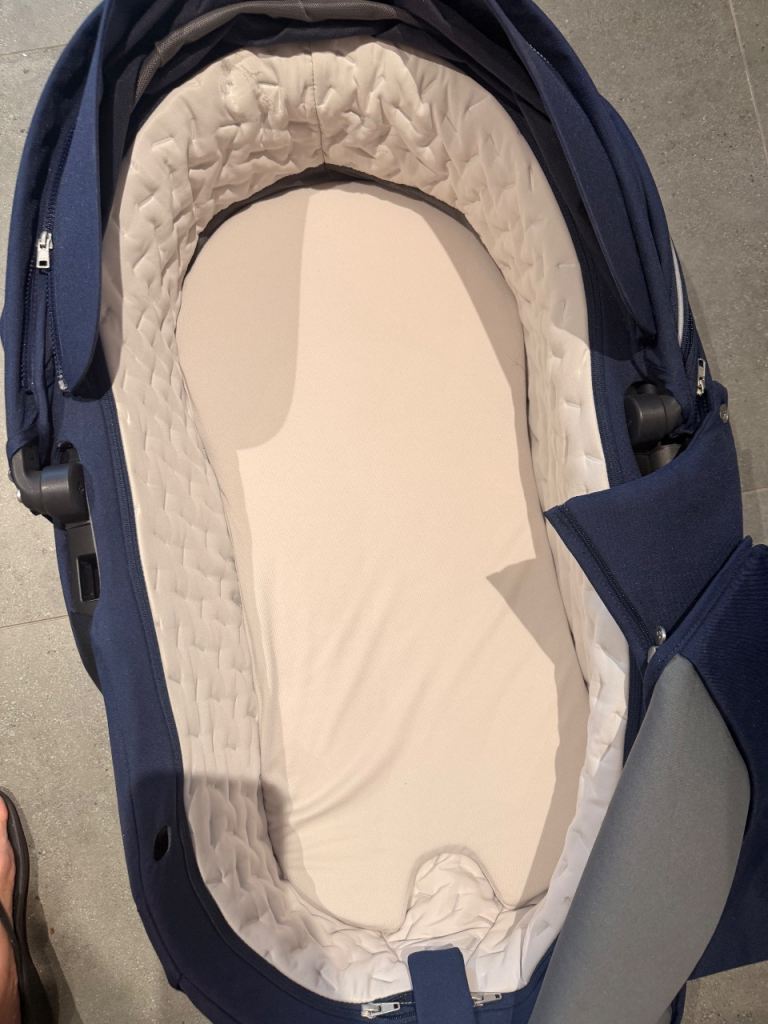 Stokke V6 Pram travel system System – Navy Blue, Great Condition