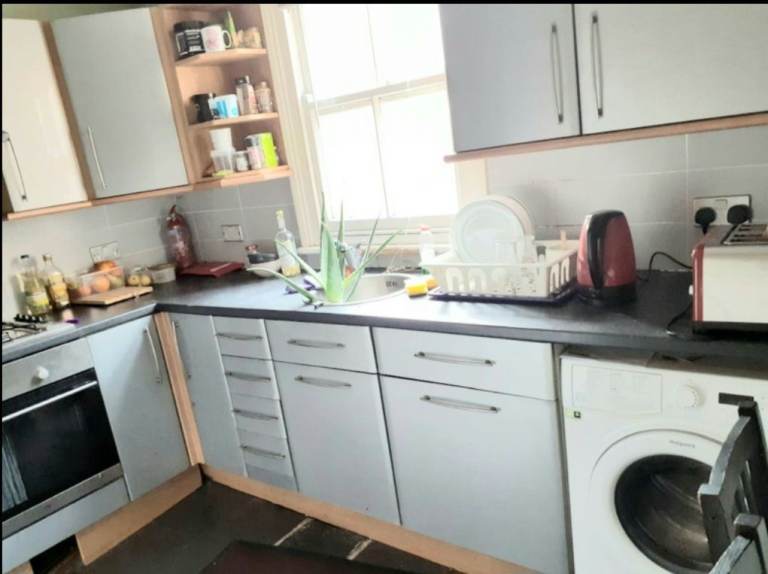 Zone 2 Huge Room 2 Weeks Deposit