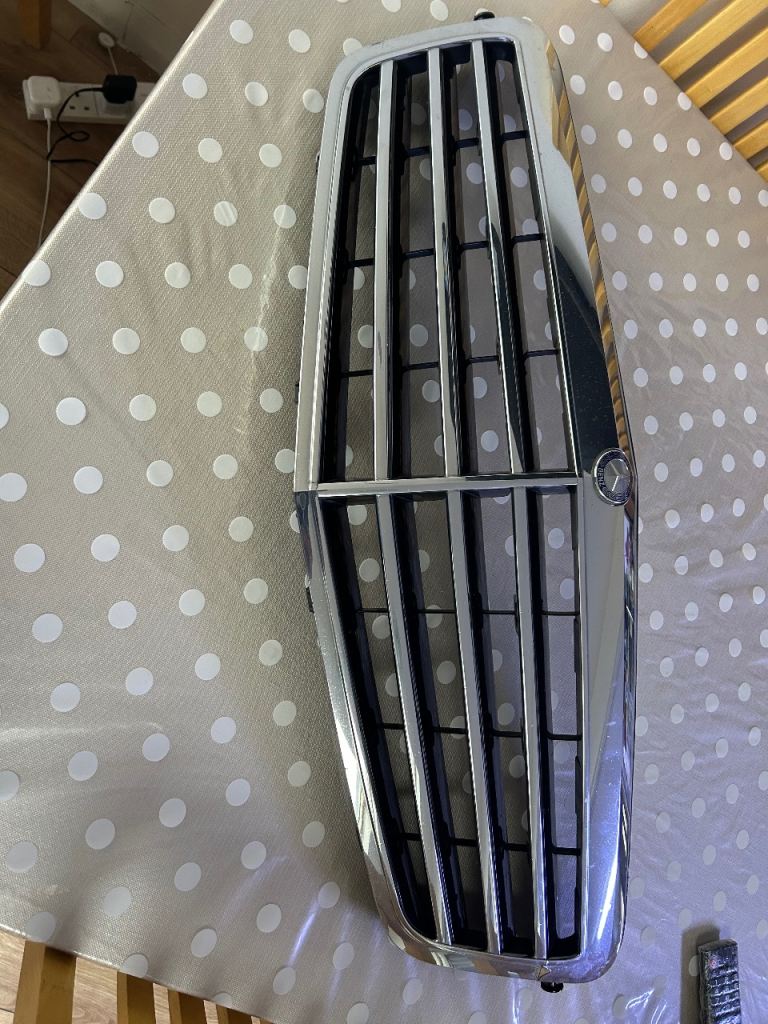 Mercedes Benz E 220 front Grill £80