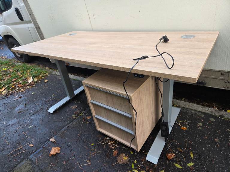 Desk , electric adjustable