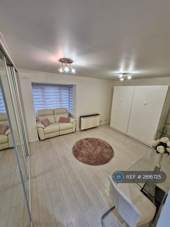 Studio flat in Curie Gardens, Colindale, London, NW9 (#2616725)