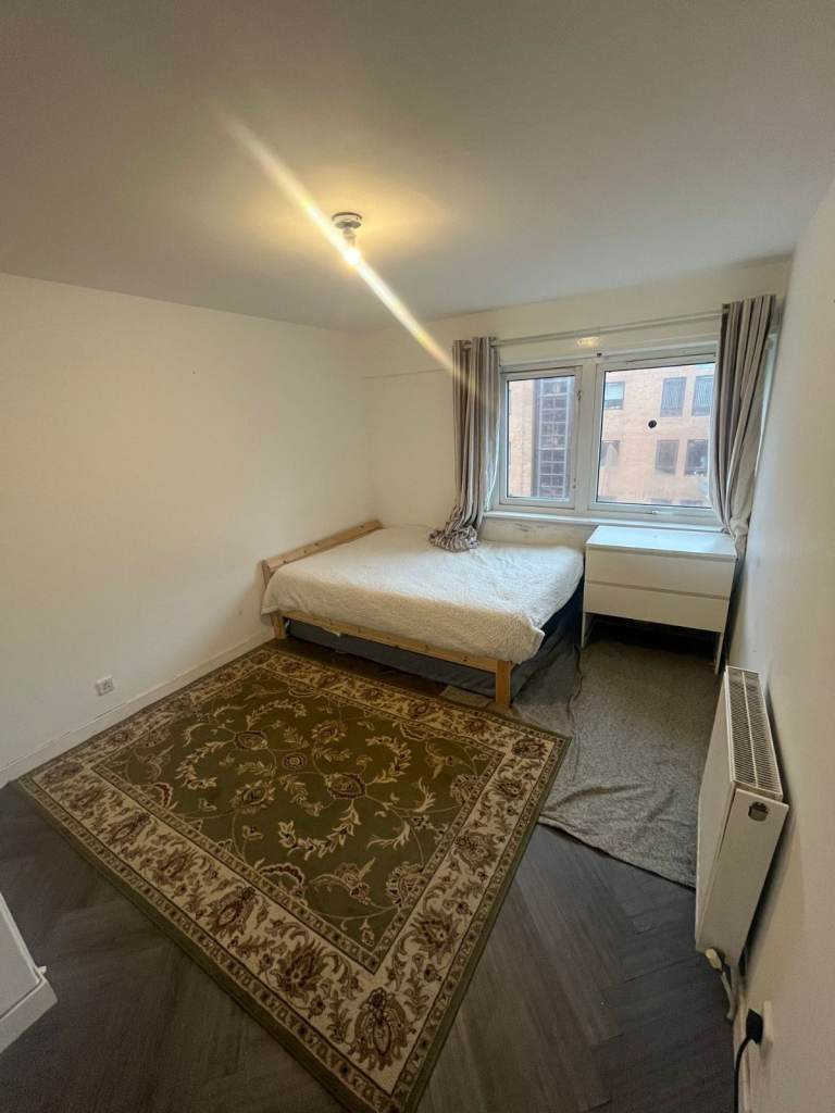 Double room, Paisley town centre, 14 minutes walk to University of the West Scotland