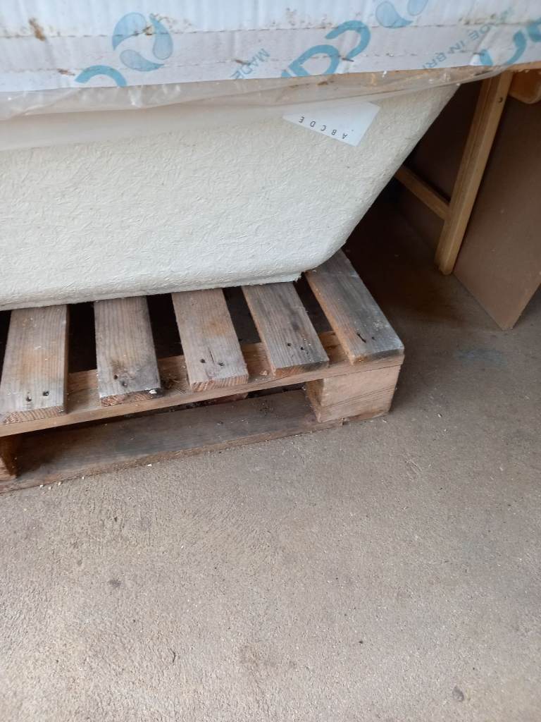 BATH UNUSED STORED IN GARAGE.  AS NEW CONDITION Halcyon Square 1750 x 800