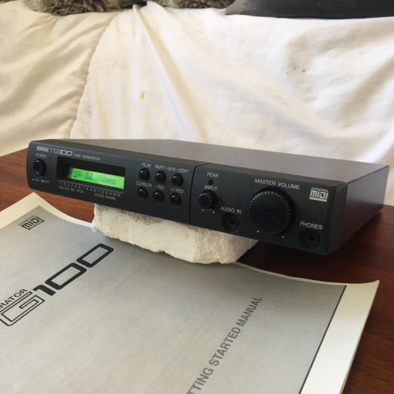 YAMAHA TG-100 VINTAGE MIDI SOUND MODULE.