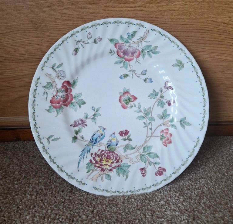 Decorative Wedgwood Minton 'Bird of Paradise' china dinner plate. 10¾ inch.