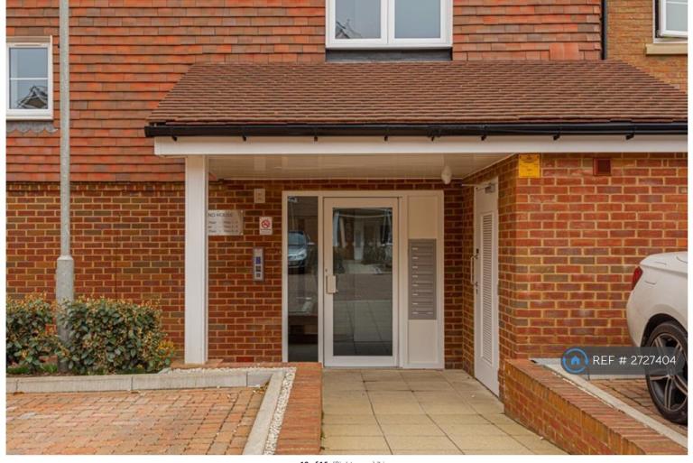 2 bedroom flat in Ceresmcrescent, Epsom, KT17 (2 bed) (#2727404)