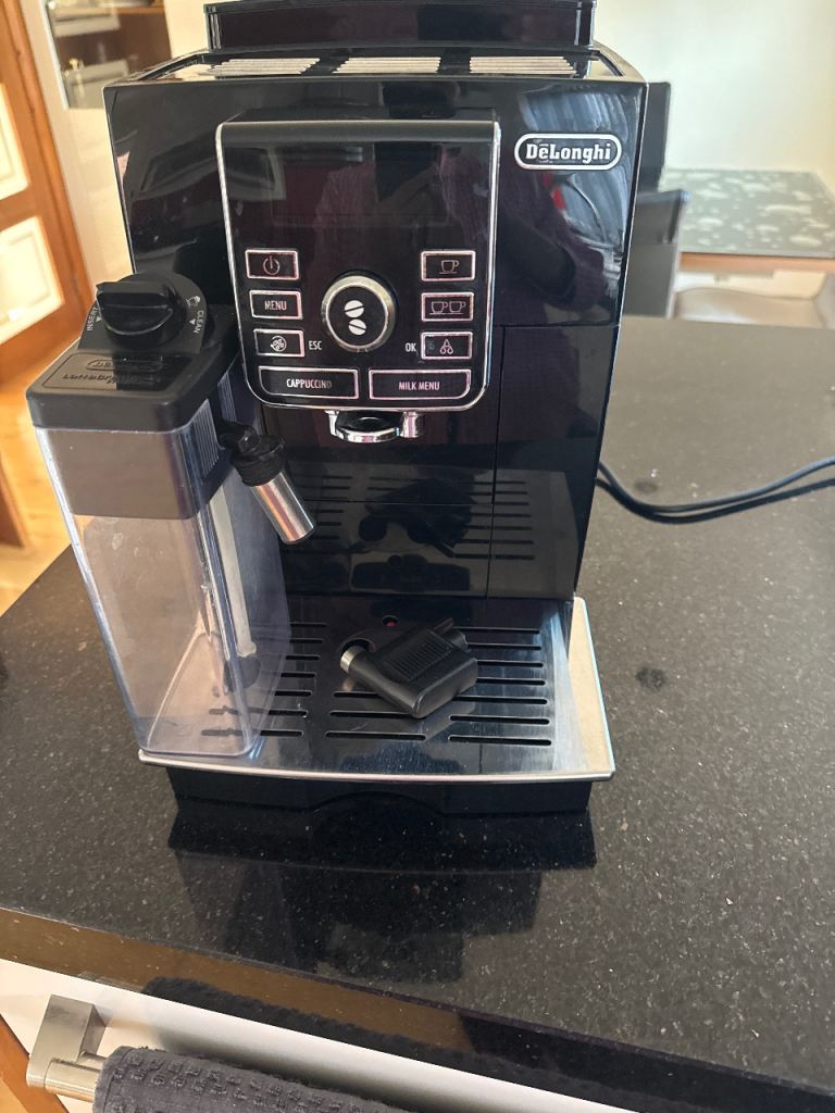 DeLonghi Coffee Machine – Black, Good Condition