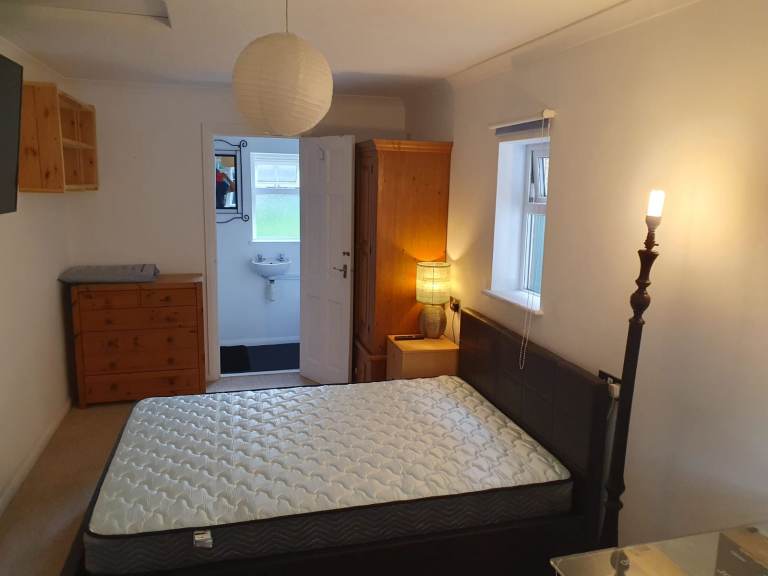 Double room with en-suite to rent