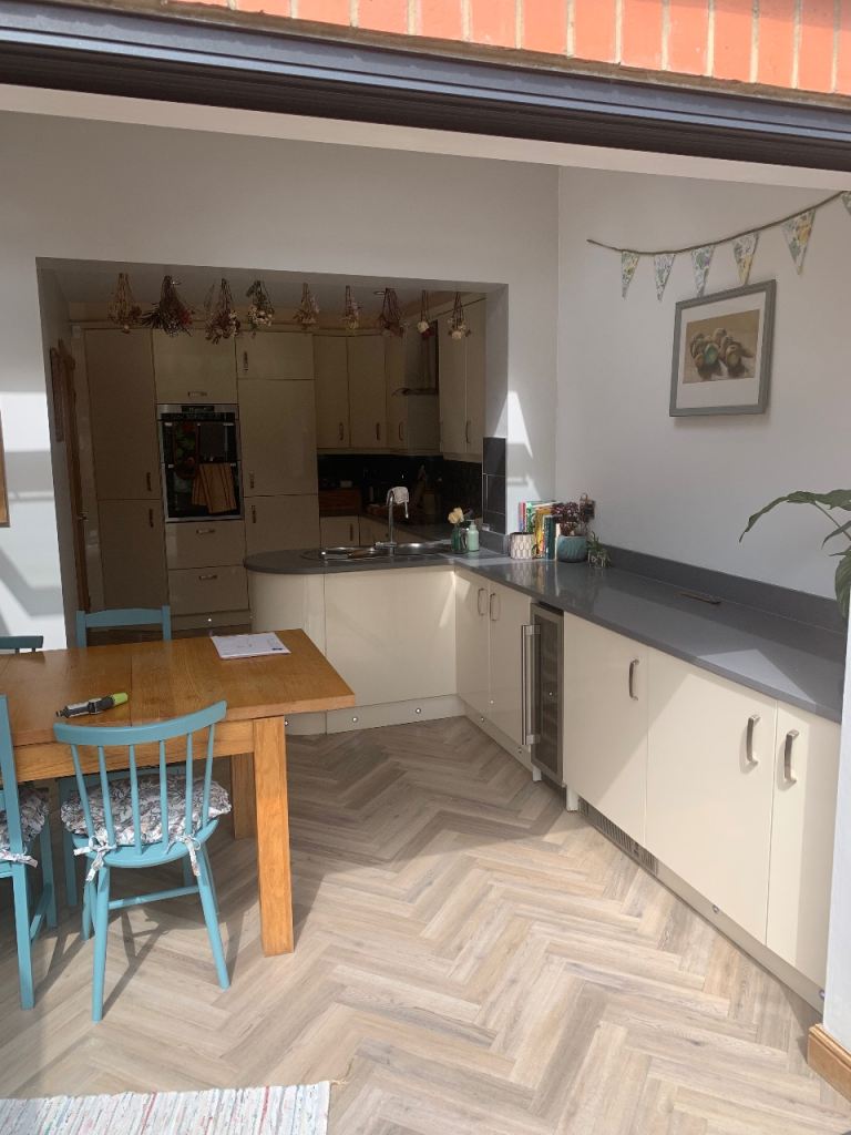 Kitchen with Quartz Worktop – Great Condition