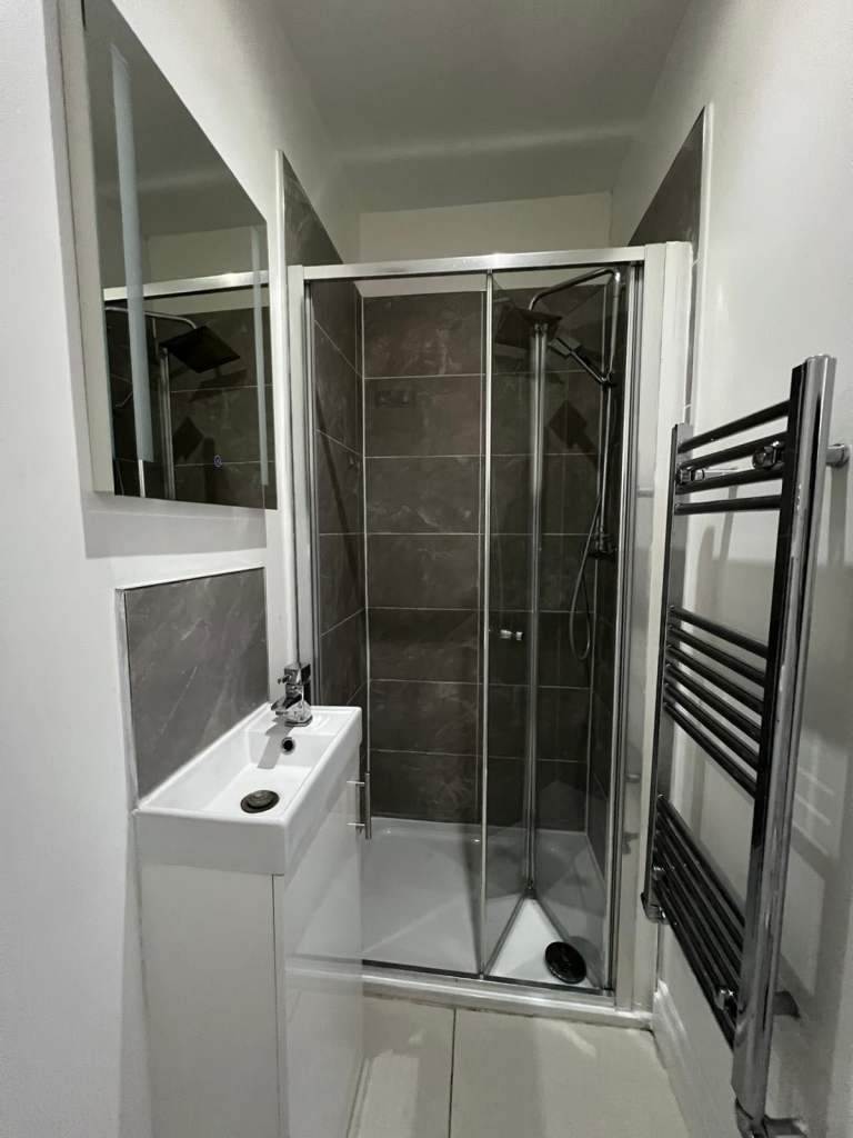 Self contained studio -4 with its own shower room and kitchenette CR7