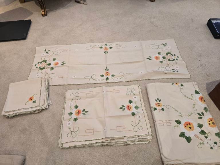 Vintage Embroidered Dining Set – 18 Pieces (Tablecloths, Napkins, Runner & Table Cover)