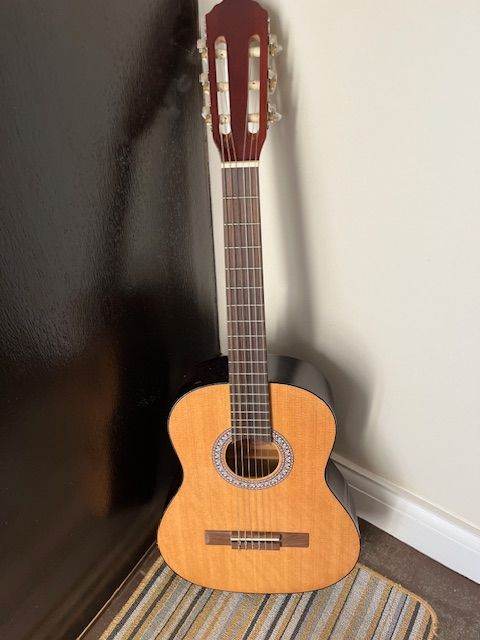 JOSE FERRER 3/4 SIZE CLASSIC GUITAR WITH CARRY CASE