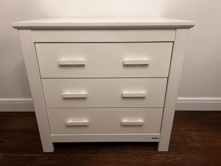 Cotbed, mattress and chest of drawers.