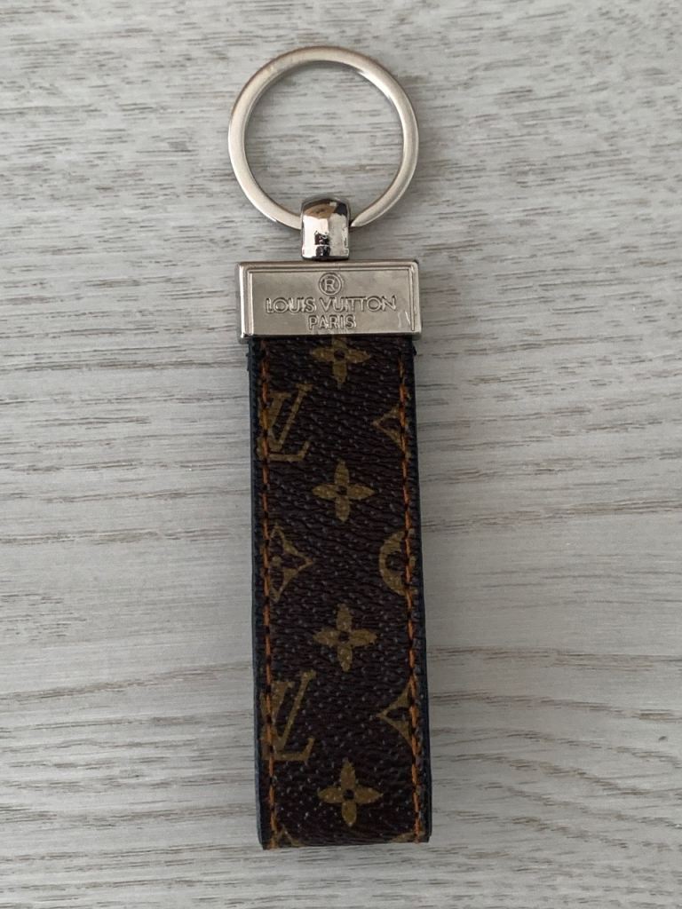 BRAND NEW LV Keyring can post