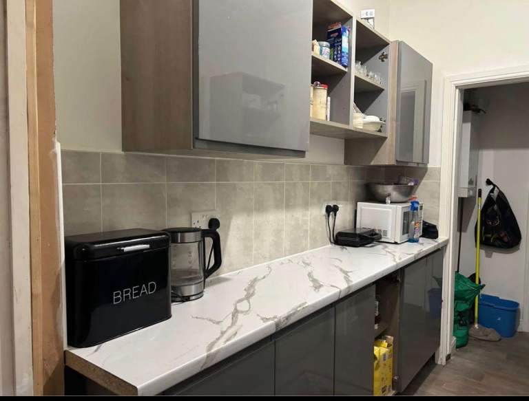 Spacious 5-Bedroom Unfurnished Home with Parking & Large Kitchen - COMPANY LET ALLOWED