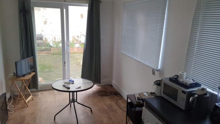 Stylish 1 Bedroom Ground Floor Flat with Private Garden, Cellar & Excellent Transport Links