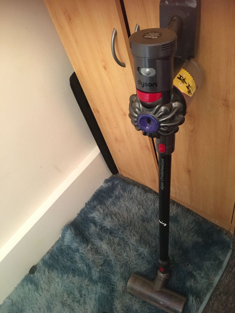 Dyson V7 Motorhead Cordless Vacuum Cleaner – Good Condition