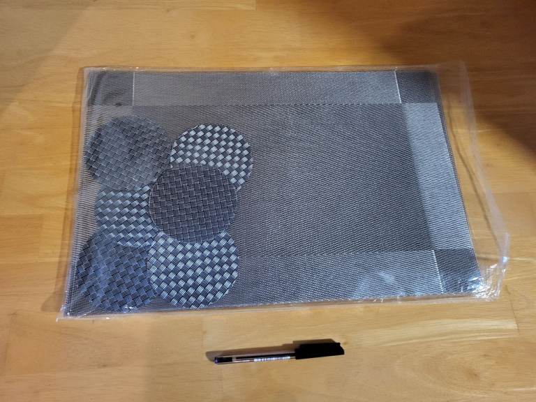 Set of 6 silver woven pattern placemats & coasters. Brand new.