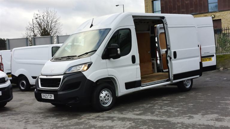 2023 Peugeot Boxer 335 PROFESSIONAL PREMIUM PLUS L2H2 MWB 2.2 140 WITH SAT NAV,AIR CONDITIONIN Pa...