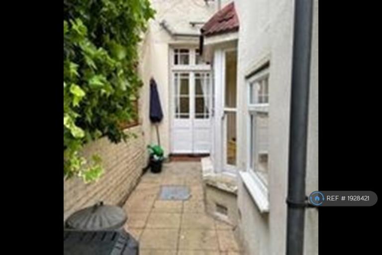 1 bedroom flat in Prideaux Road, London, SW9 (1 bed) (#1928421)