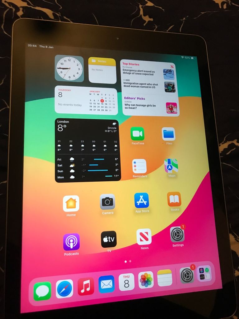 Apple iPad 6th generation 32gb unlocked and wifi fully works looks new 32gb