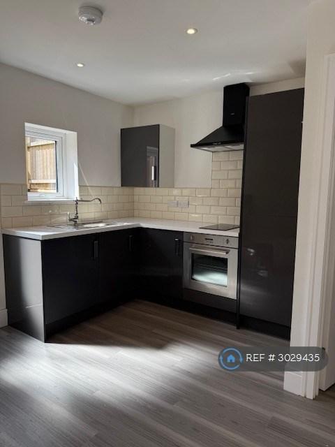 Studio flat in Vectis House, Freshwater, PO40 (#3029435)