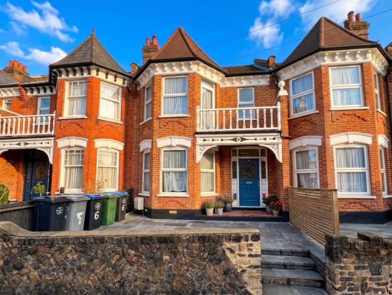 Stunning & Spacious 4-5 Bedroom Family Home To Rent in Dollis Hill
