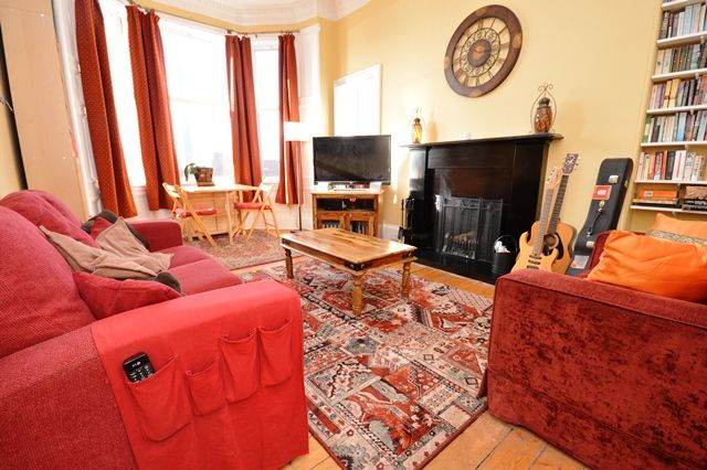 Recently upgraded, 2 bedroom flat with great views in the heart of Haymarket – available September