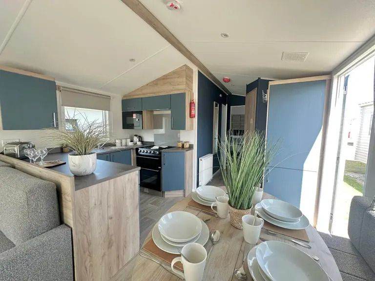 STATIC CARAVAN FOR SALE IN SUFFOLK, SITUATED NEAR GREAT YARMOUTH & OULTON BROAD