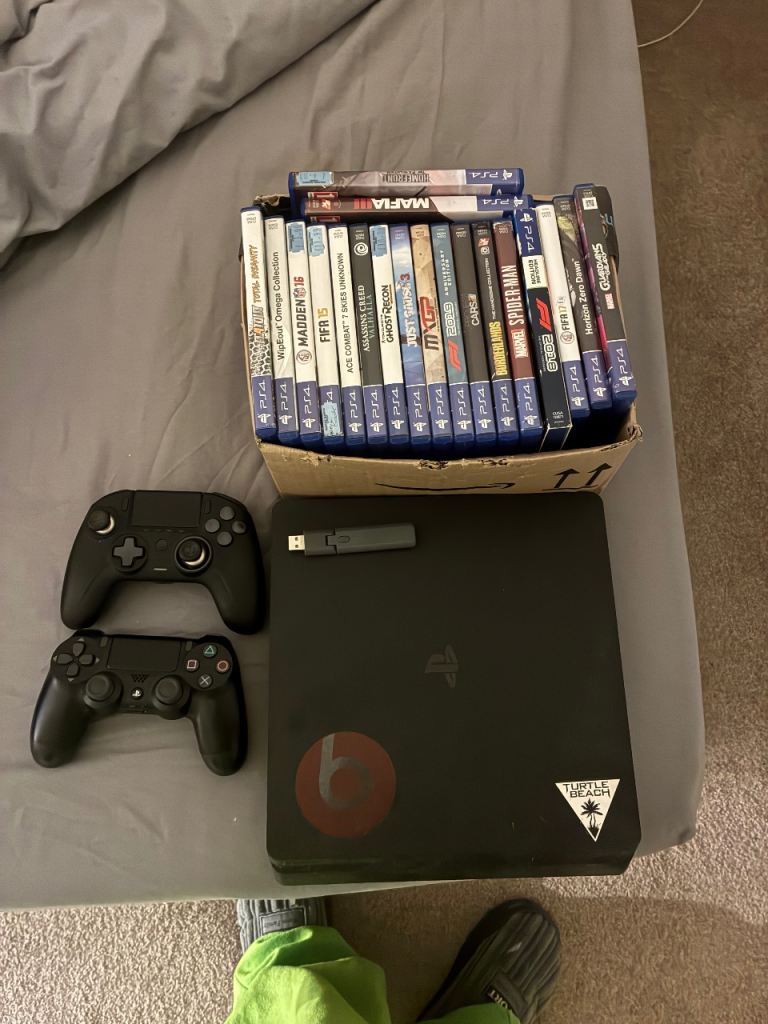 PS4 with 19 games and 2 controller 