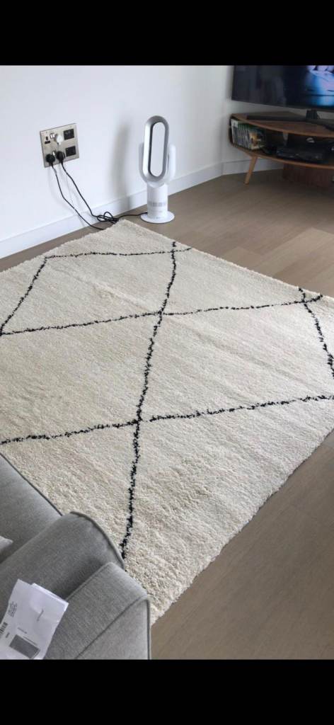 Cream and Black Patterned Rug – Good Condition