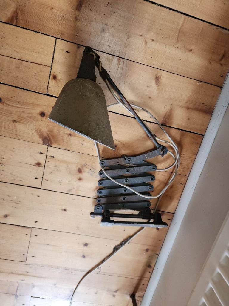 Working scissor lamp