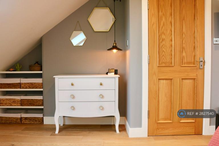 5 bedroom house in Merryhills Drive, London, EN2 (5 bed) (#2827540)