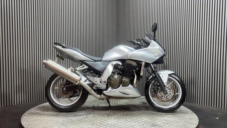 Kawasaki Z ZR750 2007 1 OWNER ONLY 8K NEW MOT WARRANTY 750CC