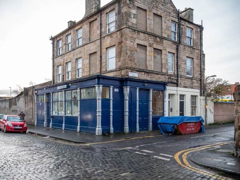 Delightful, 2nd floor, 1 bedroom, furnished flat off Ferry Road – available January