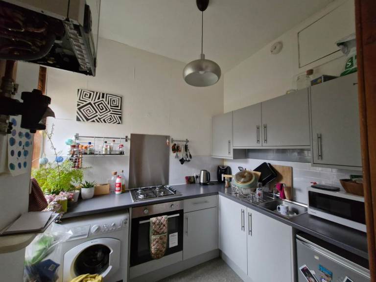 Very central 2 double bedroom flat available to rent now. Postcode  EH3 8AU