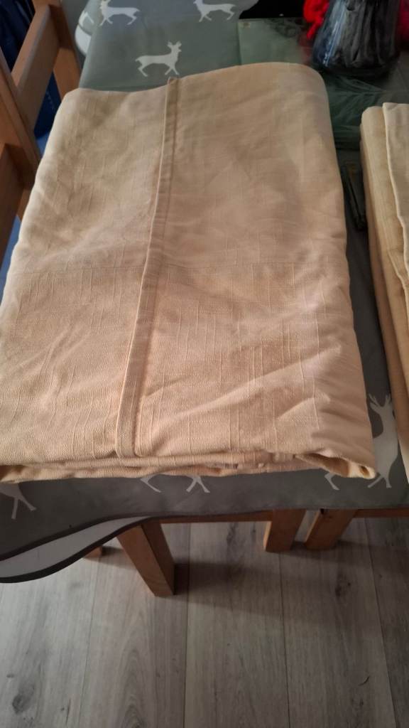 Set of 4 Linen roman blinds. No fittings