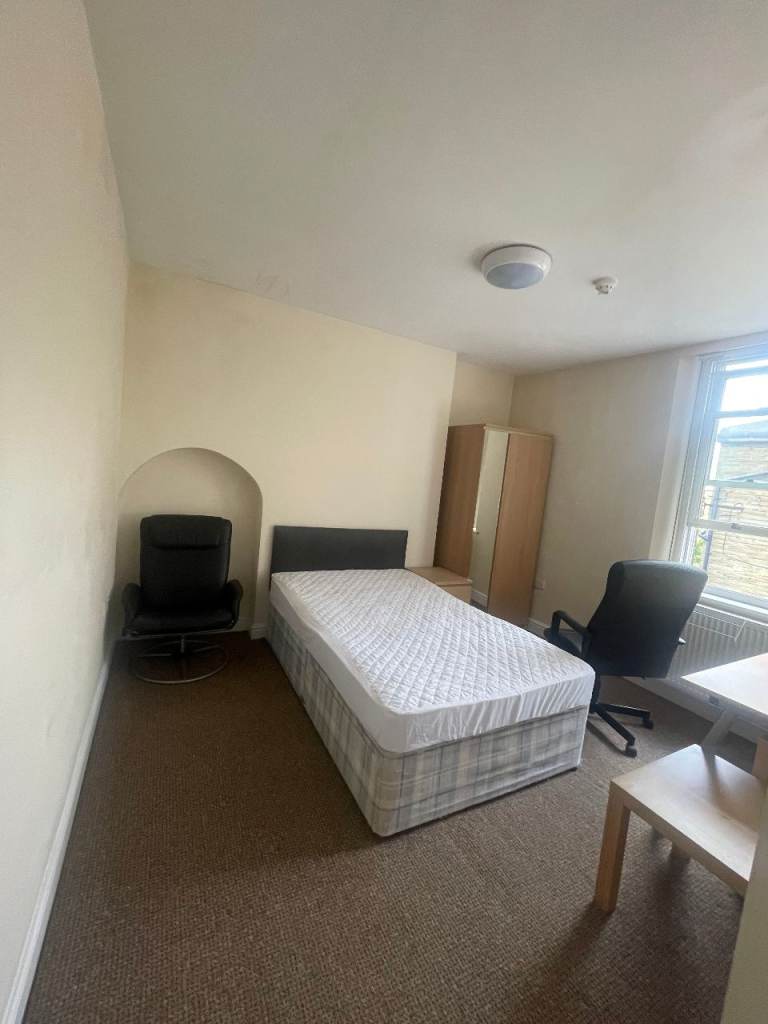 Shared Furnished middle floor flat/room to rent - 17 Ashgrove bd7