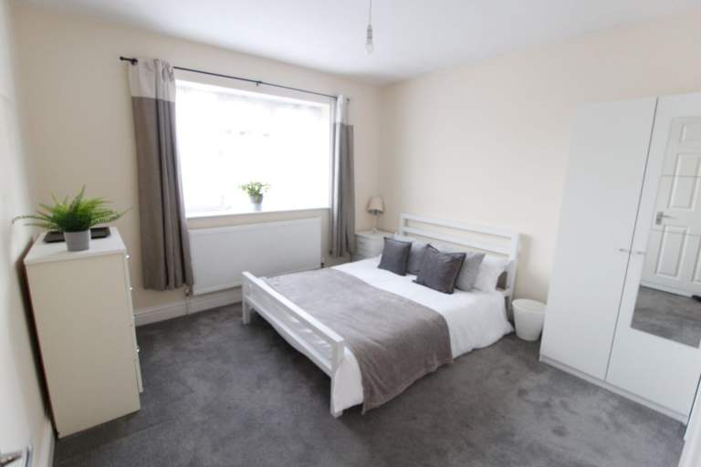 Modern Ensuite Rooms in lovely house share
