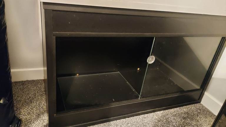  Black vivarium/teranium for reptiles 76.4cm x 46cm x 38cm